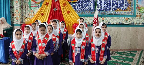 تقسیم مهربانی ها در روز نیکوکاری با حضور مسئولین در مدارس ملارد 