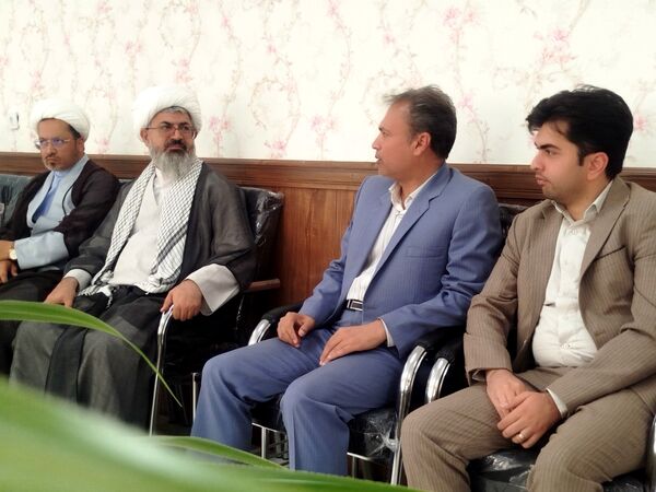 بازدید مدیر آموزش و پرورش و امام جمعه کاشمر از دبیرستان امام خمینی (ره) کاشمر 