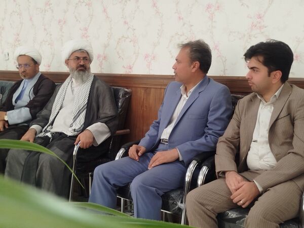 بازدید مدیر آموزش و پرورش و امام جمعه کاشمر از دبیرستان امام خمینی (ره) کاشمر 