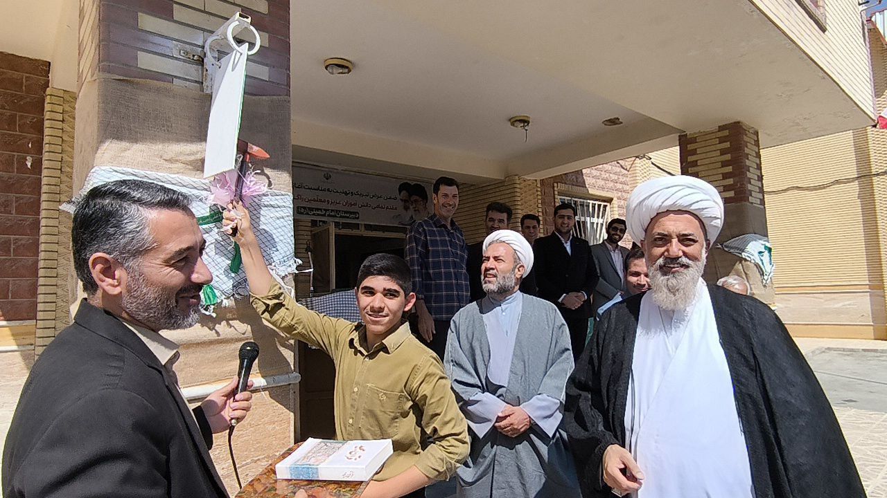 طنین زنگ نماز در عجب‌شیر؛ مدرسه امام‌خمینی(ره) آکنده از عطر ایمان و معنویت شد