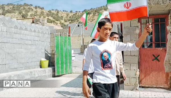 گرامیداشت هفته دفاع مقدس با حضور دانش‌آموزان روستای تمنک 
