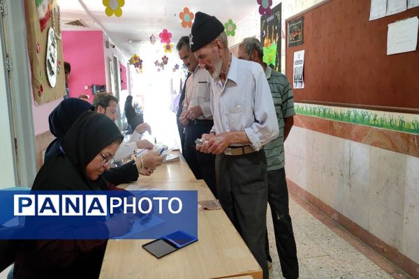 مشارکت حداکثری مردم شهیدپرور شهر تیتکانلو بخش خبوشان پای صندوق‌های رأی 