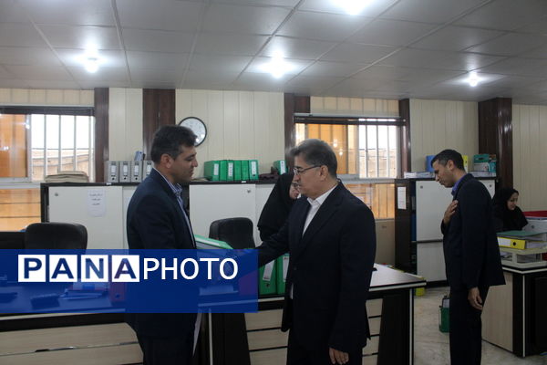 بازدید سرزده نوروزی مدیرکل آموزش و پرورش استان بوشهر از دوایر مختلف اداره‌کل