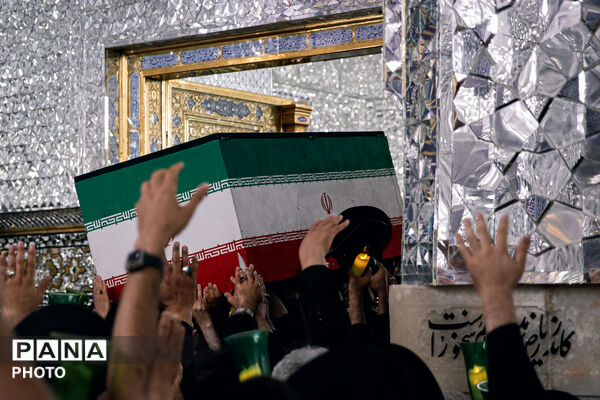 طواف پیکر رهبر شهید انقلاب بر گرد ضریح مطهر امام رضا علیه‌السلام