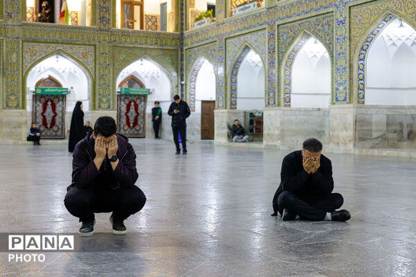 سوگ و حزن اعلام شهادت رهبر معظم انقلاب در حرم مطهر رضوی-۱