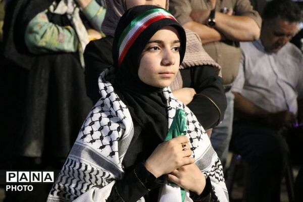 حضور بازماندگان ناوشکن دنا؛در میدان شهید آیت الله خامنه ای وتجلیل از ایثارگری مدافعان وطن