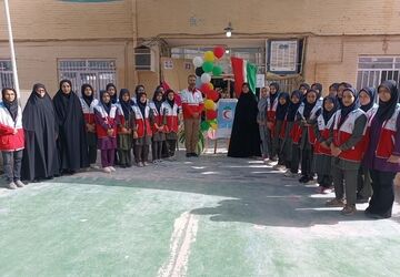 آیین نواختن زنگ صلح و دوستی در دبیرستان عفت یزد