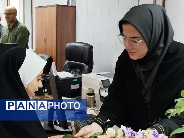 اهدای گل به کارکنان اداره‌کل آموزش و پرورش شهرستان‌های تهران به‌مناسبت بزرگداشت روز معلم 