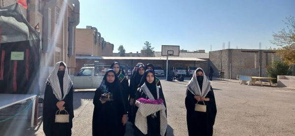 وداع دانش‌آموزان هنرستان الزهرا با پیکر مطهر شهید گمنام