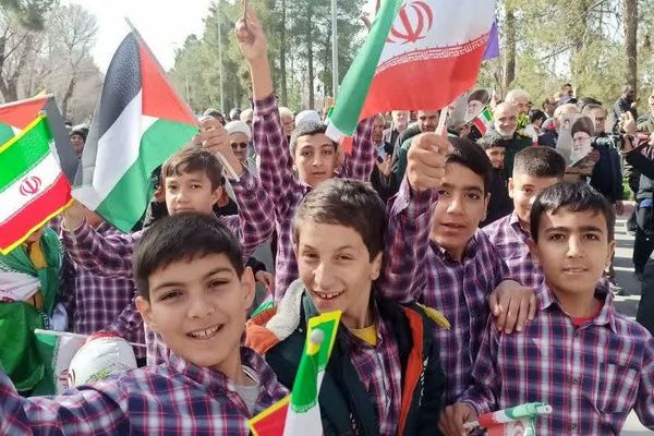 حضور با شکوه مردم زرقان در راهپیمایی 22 بهمن ماه