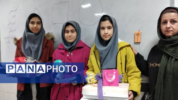 تجلیل از نخبگان آموزشی در دبیرستان شهیده محبوبه دانش