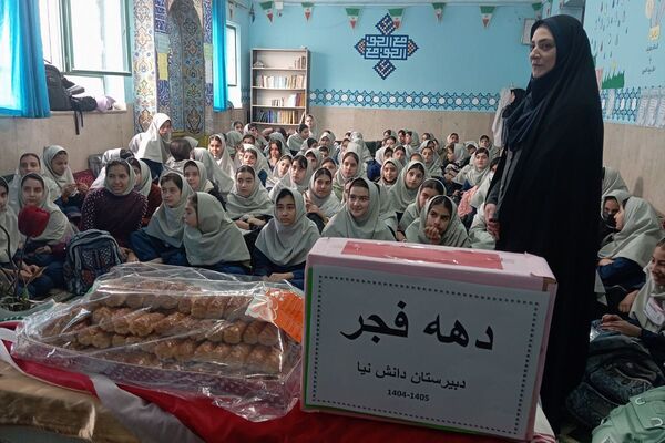آیین گرامیداشت دهه فجر و اهدای جوایز در دبیرستان دانش‌نیا