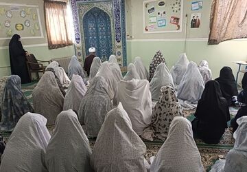 نماز جماعت دانش‌آموزی در دبیرستان امام علی (ع) 