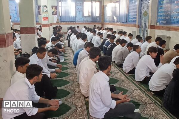 طنین زیارت عاشورا در دبیرستان نمونه دولتی شهدای علم و فناوری