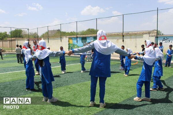 افتتاح زمین چمن مصنوعی در مدرسه شهید صفدری سه گنبد 