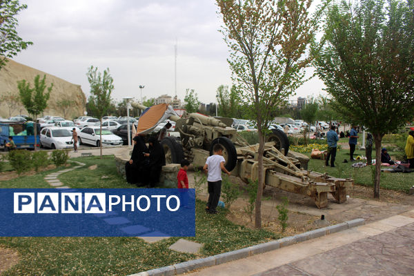 حضور گردشگران روز طبیعت در محوطه باغ‌موزه دفاع مقدس قم