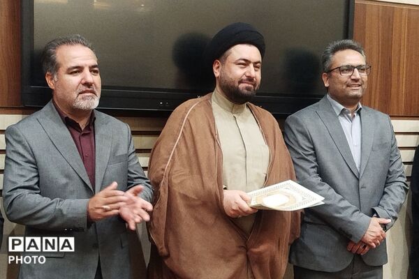 تقدیر از معلمان نمونه استانی به مناسبت گرامیداشت هفته معلم در ناحیه دو شهرری 