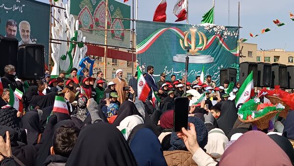 مردم غیور ملارد با حضور پرشور خود در راهپیمایی ۲۲ بهمن، ثابت کردند که همچنان پای انقلاب اسلامی ایستاده‌اند.