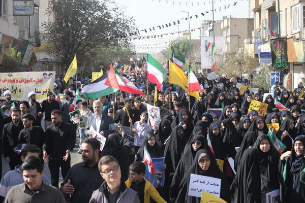 جلوه‌هایی از حضور حماسی دانش‌آموزان قم در راهپیمایی یوم الله ۱۳ آبان
