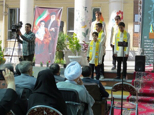 نواختن زنگ سپاس معلم در هنرستان محمودیه بجنورد