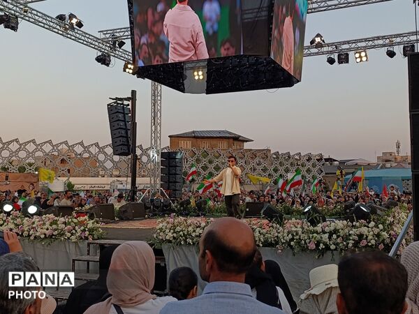 تهران غرق در نور و شادی در «مهمانی ۱۰ کیلومتری»؛ تجلی بیعت پایتخت‌نشینان با ولایت