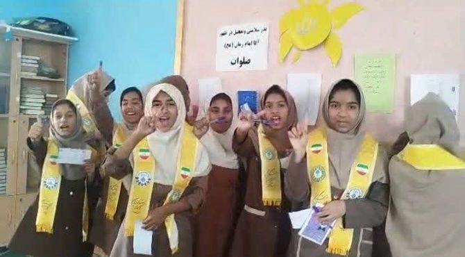 صحنه حماسه‌ حضور دانش‌آموزان در انتخابات شوراهای دانش‌آموزی رودان