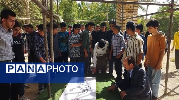 ادای احترام دانش آموزان پایه دهم  دبیرستان شاهد ابوذر غفاری به مقام شامخ شهدا