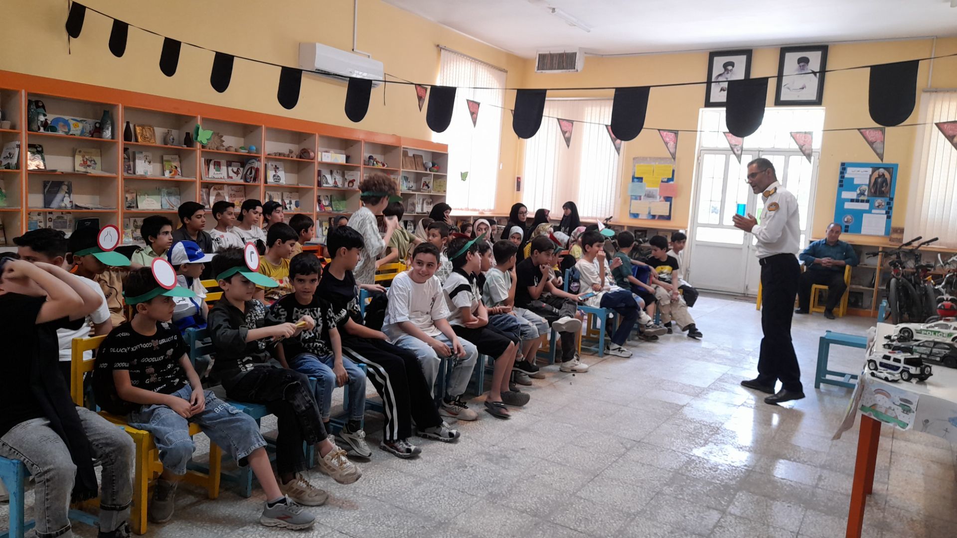 آشنایی اعضای کانون پرورشی فکری کودکان و نوجوانان مرکز 4 قم با علائم راهنمایی و رانندگی