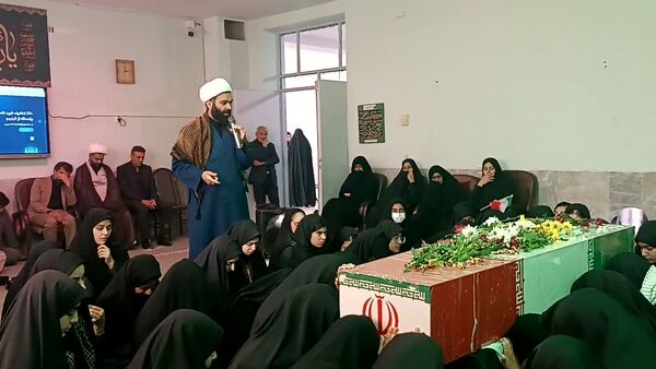 حضور شهید گمنام در دبیرستان دخترانه حضرت زینب(س) شهرستان بهاباد
