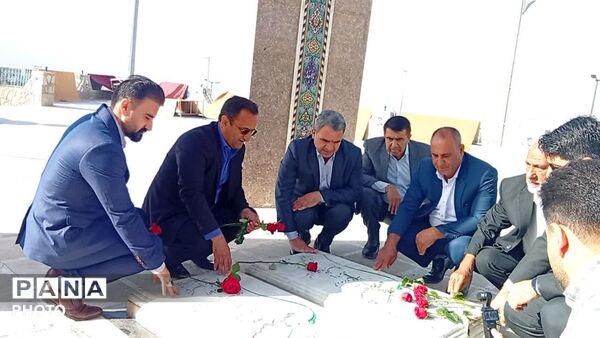 تجدید میثاق معاون وزیر و رئیس سازمان مدارس غیردولتی و مشارکت‌های مردمی وزارت آموزش و پرورش با شهدای گمنام در یاسوج