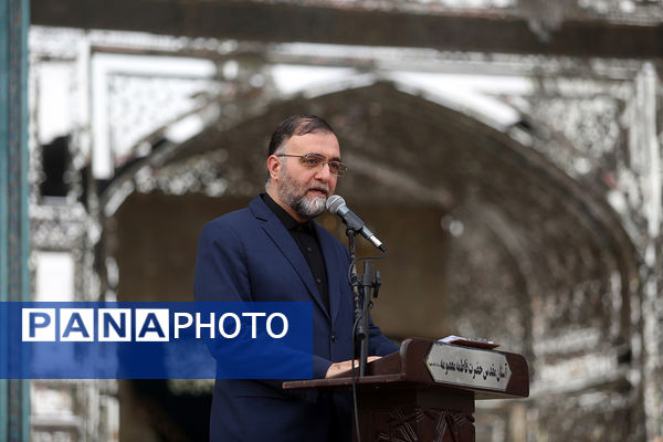 اهتزاز پرچم عزای سیدالشهدا(ع) بر فراز گنبد حرم حضرت معصومه(س)