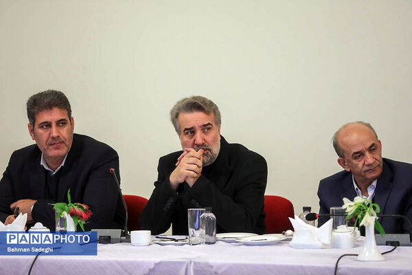نشست معاون اول رئیس جمهور با جمعی از هنرمندان موسیقی، تئاتر و هنرهای تجسمی