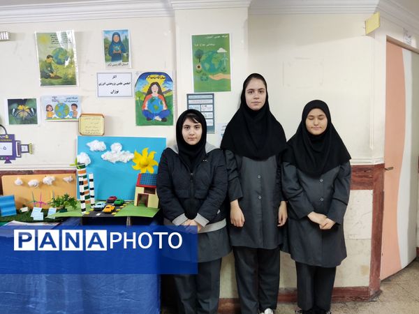 بازدید قطب کشوری مدیران از آموزشگاه شهدای معلم 2 همزمان با برپایی نمایشگاه علمی پژوهشی، انرژی های نوین، ادبیات و ریاضی