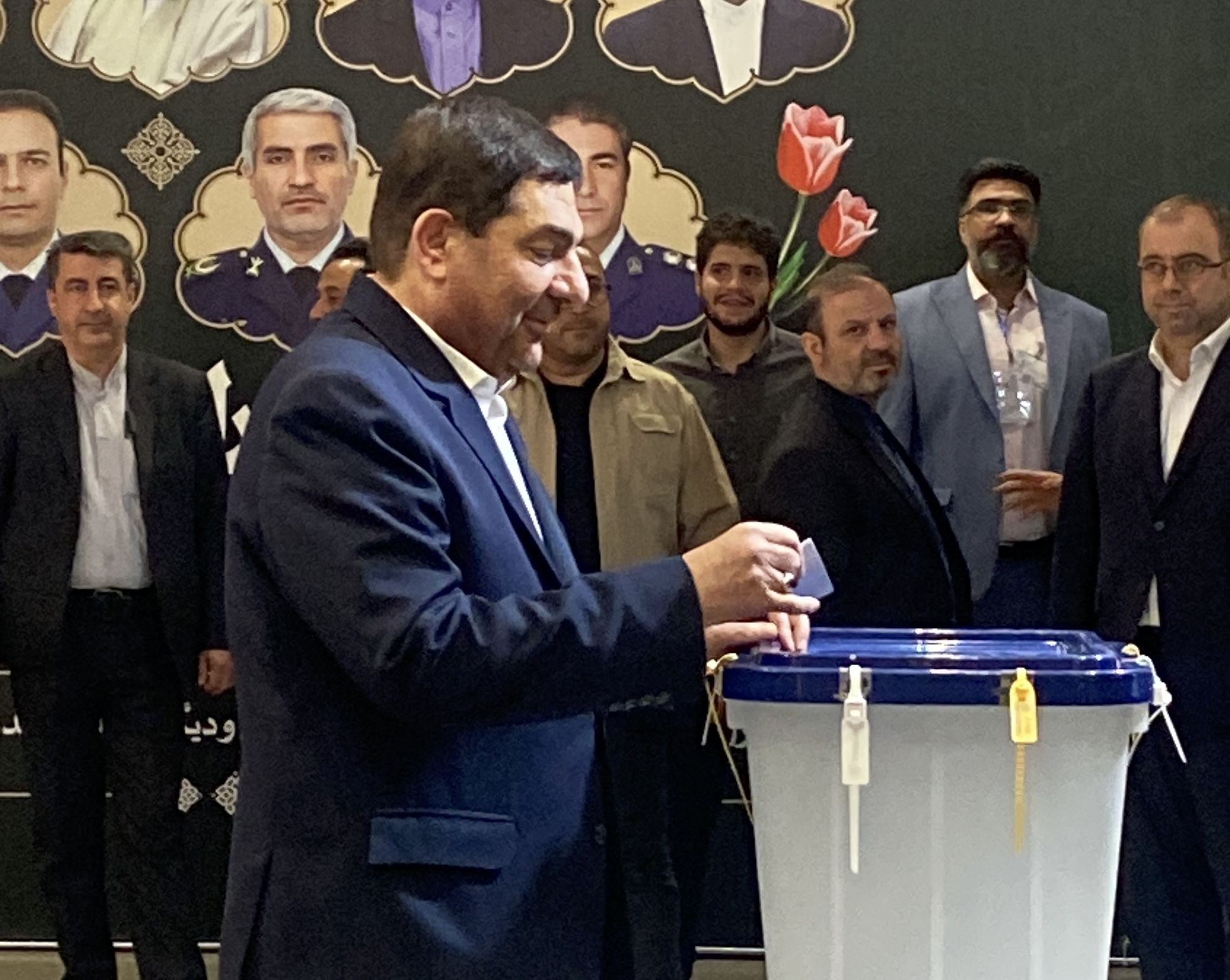 محمد مخبر رای خود را به صندوق انداخت

