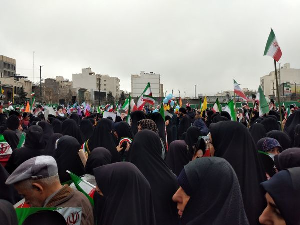 حضور دانش‌آموزان مدرسه شاهد ارض اقدس ناحیه ۳ در راهپیمایی ۲۲ بهمن