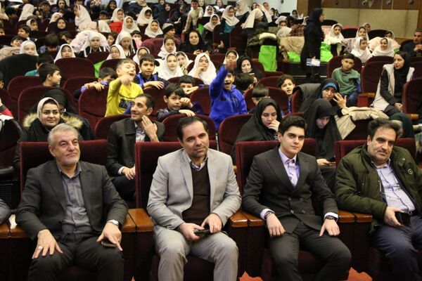 رونمایی از کتاب «تنها در میان جمع» دانش‌آموز نویسنده تبریز 