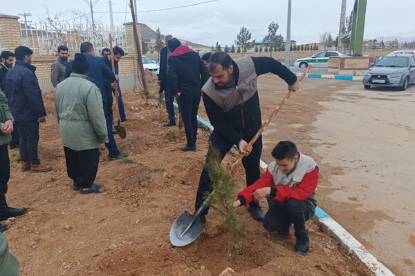 کاشت نهال در  شهر ایزدخواست به‌مناسبت هفته درختکاری