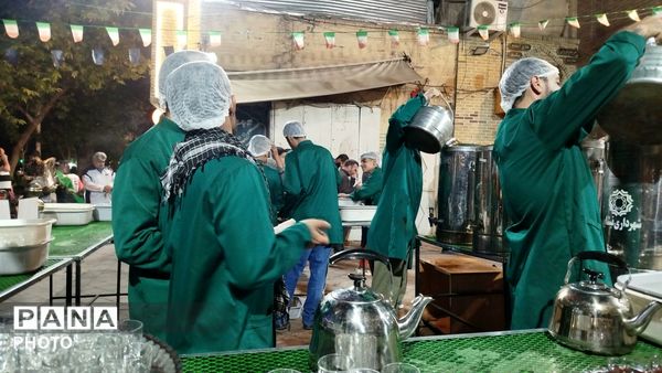 گذری بر غرفه دهه نودی ها و چایخانه حضرت زهرا(س)