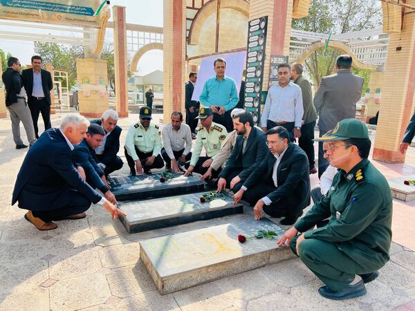 گلزار شهداء ؛ میزبان مسئولان شهرستان عنبرآباد همزمان با آغاز هفته دفاع مقدس