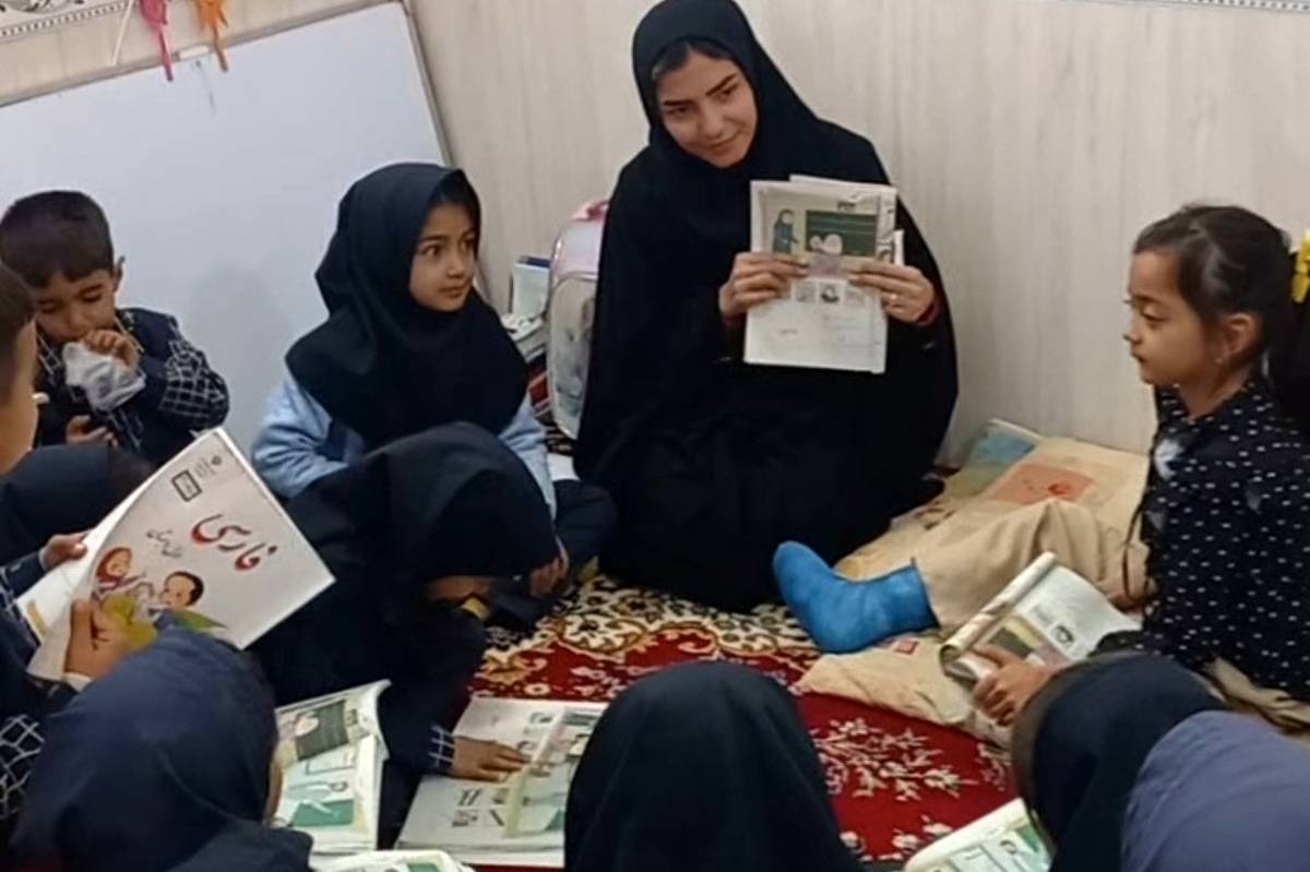  معلم و همکلاسی های آموزشگاه شهید غلامپور شهر زاوین به عیادت همکلاسی خود رفتند