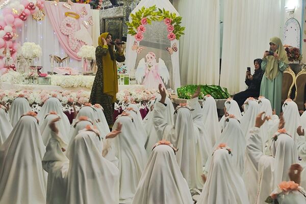 حضور دختران دبستان حکمت نبوی ناحیه دو شهرری در مراسم جشن عبادت