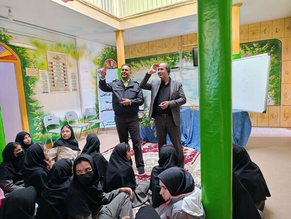  جلسه آموزش خانواده در دبیرستان نمونه اندیشه 