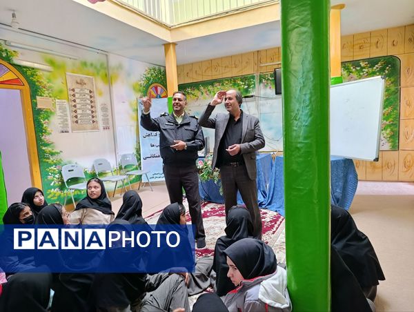  جلسه آموزش خانواده در دبیرستان نمونه اندیشه 