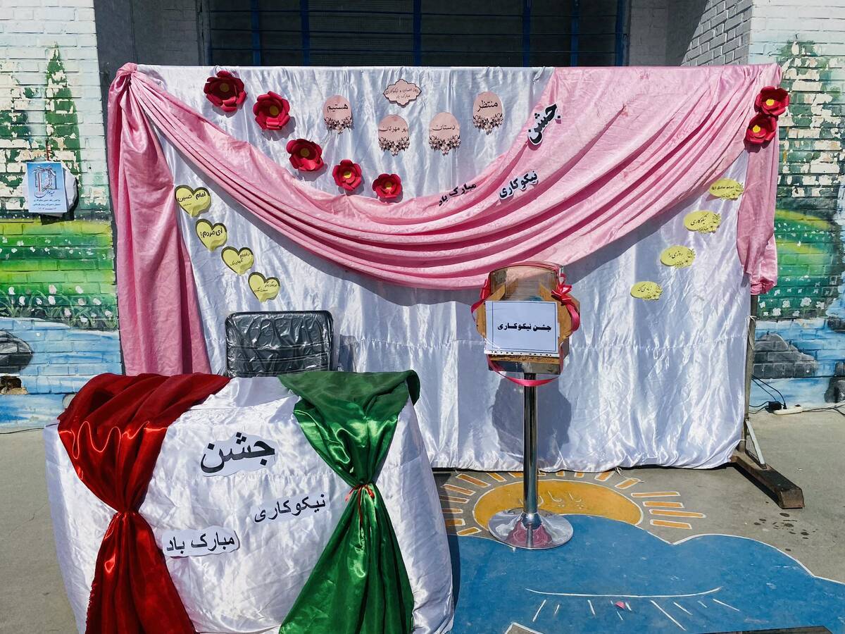 نواختن زنگ جشن نیکوکاری در دبستان زینب قهرمانی مه ولات