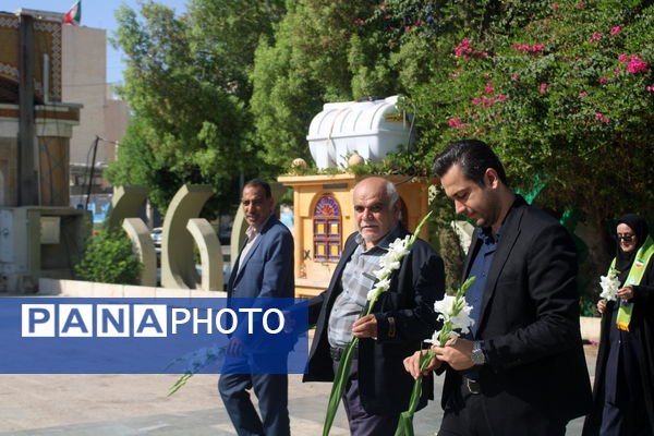 تجدید میثاق مدیر سازمان دانش آموزی استان بوشهر با شهدا