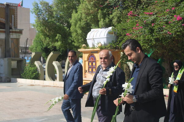 تجدید میثاق مدیر سازمان دانش آموزی استان بوشهر با شهدا