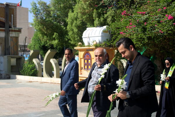 تجدید میثاق مدیر سازمان دانش آموزی استان بوشهر با شهدا