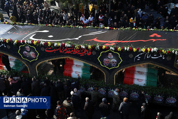 تشییع پیکرهای ۱۰۰ شهید گمنام از مقابل دانشگاه تهران