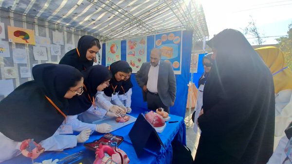 گرامیداشت روز آزمایشگاه با حضور دانش‌آموزان مقام آور دبیرستان فرزانگان ۴(قدسیه علوی)