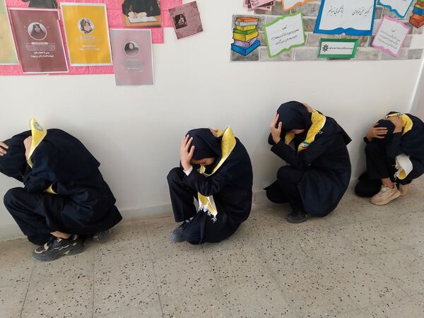 مانور سراسری زلزله در دبیرستان فرزانگان